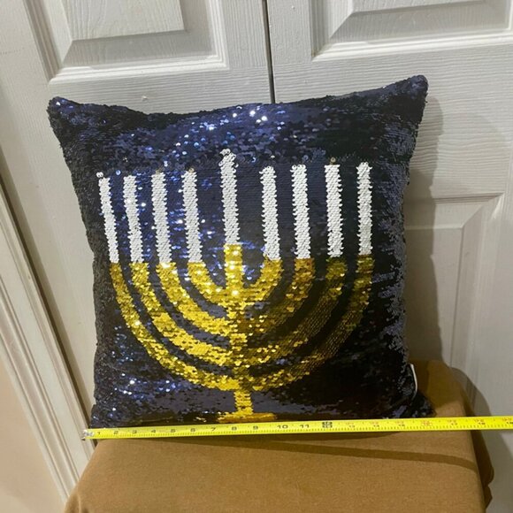 HANUKAH MENORAH SEQUIN PILLOWS FESTIVE LIGHTS 18x18 SET OF 2 EXCELLET CONDITION - Picture 3 of 16